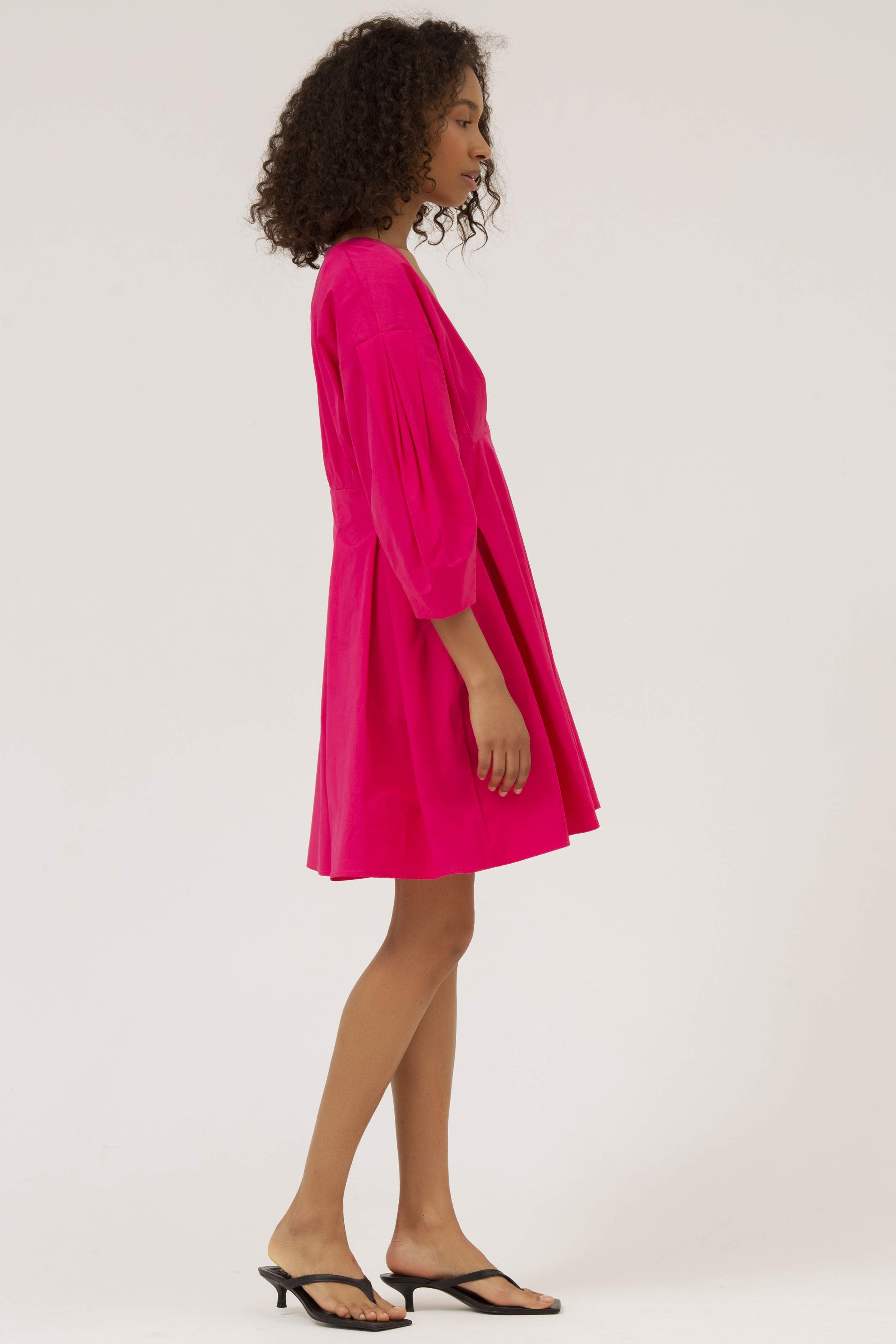 INSPIRE Платье-мини с глубоким вырезом и складками (фуксия)
