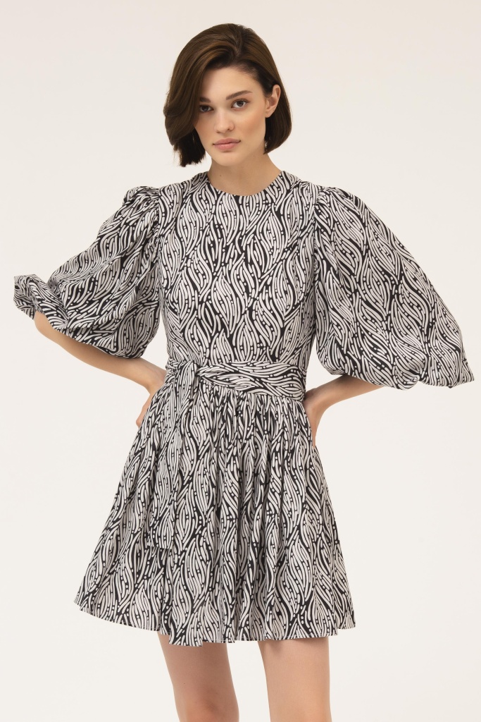 INSPIRE Платье-мини с объемными рукавами и поясом (черно-белый)
