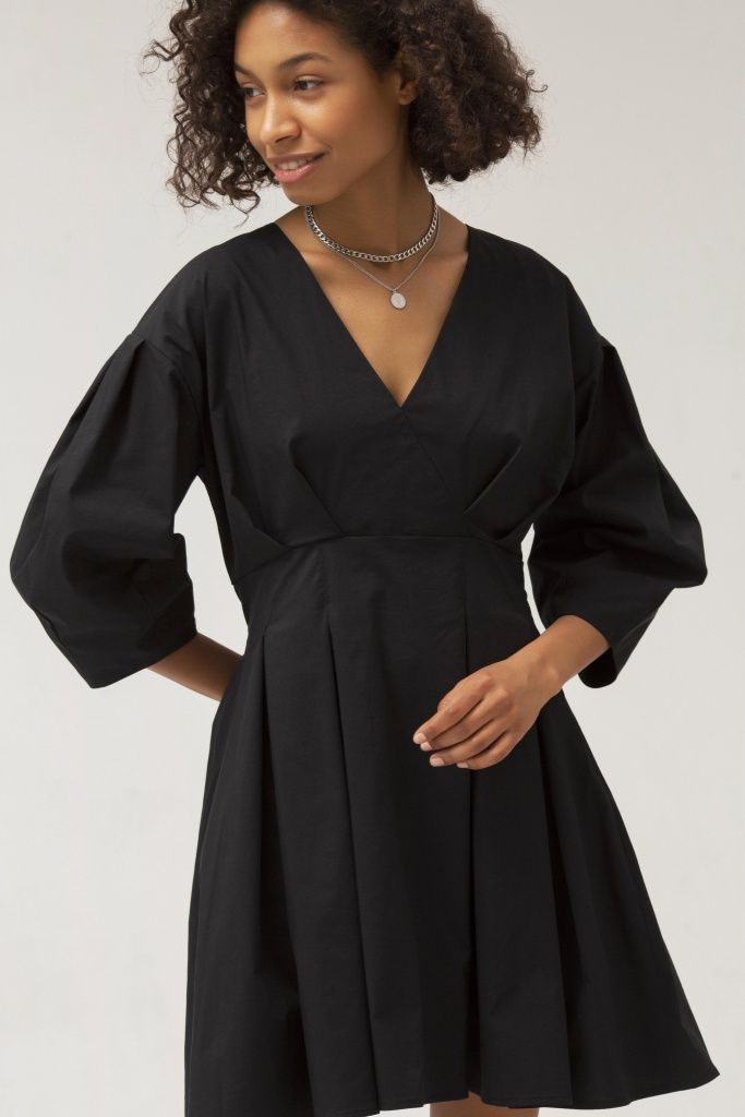 INSPIRE Платье-мини с глубоким вырезом и складками (черный)