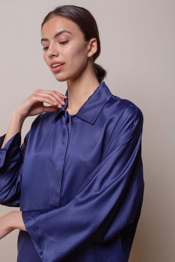 INSPIRE Блуза из атласа со сложным рукавом (синий)