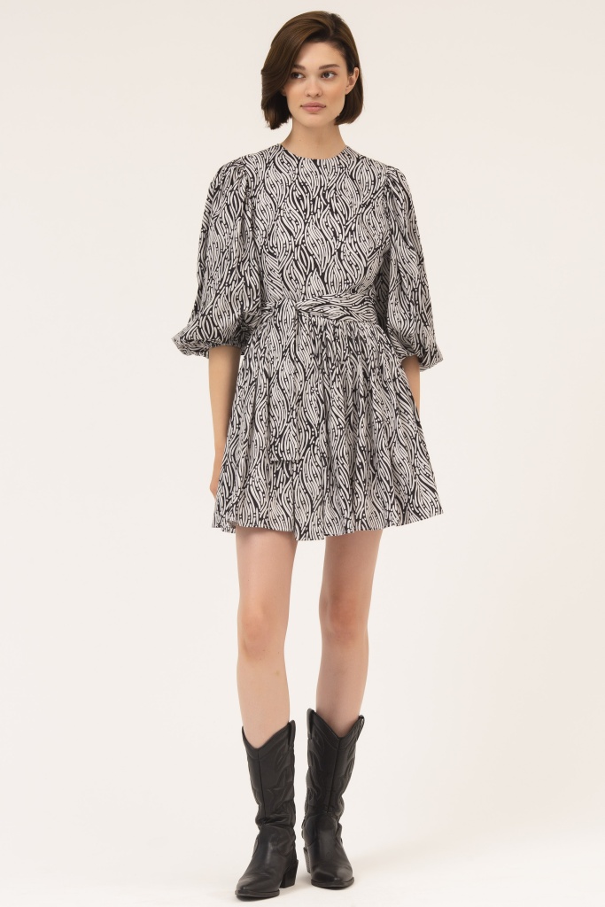 INSPIRE Платье-мини с объемными рукавами и поясом (черно-белый)